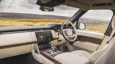 Range Rover vs Bentley Bentayga - Range Rover interior (passenger view)